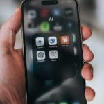 AIアプリを沢山インストールしてあるスマートフォンのイメージ画像